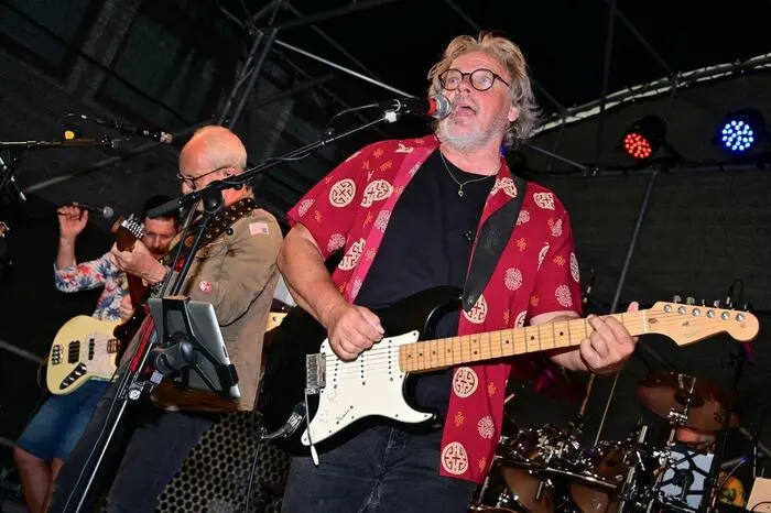 Beide Gruppen boten einen großen Querschnitt durch die Rockgeschichte und im Publikum wurde fleißig getanzt und natürlich wurde auch mitgesungen.