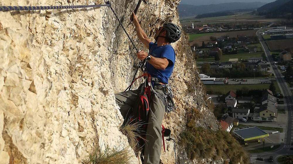 Christian Grübler beim Bau des Klettersteige