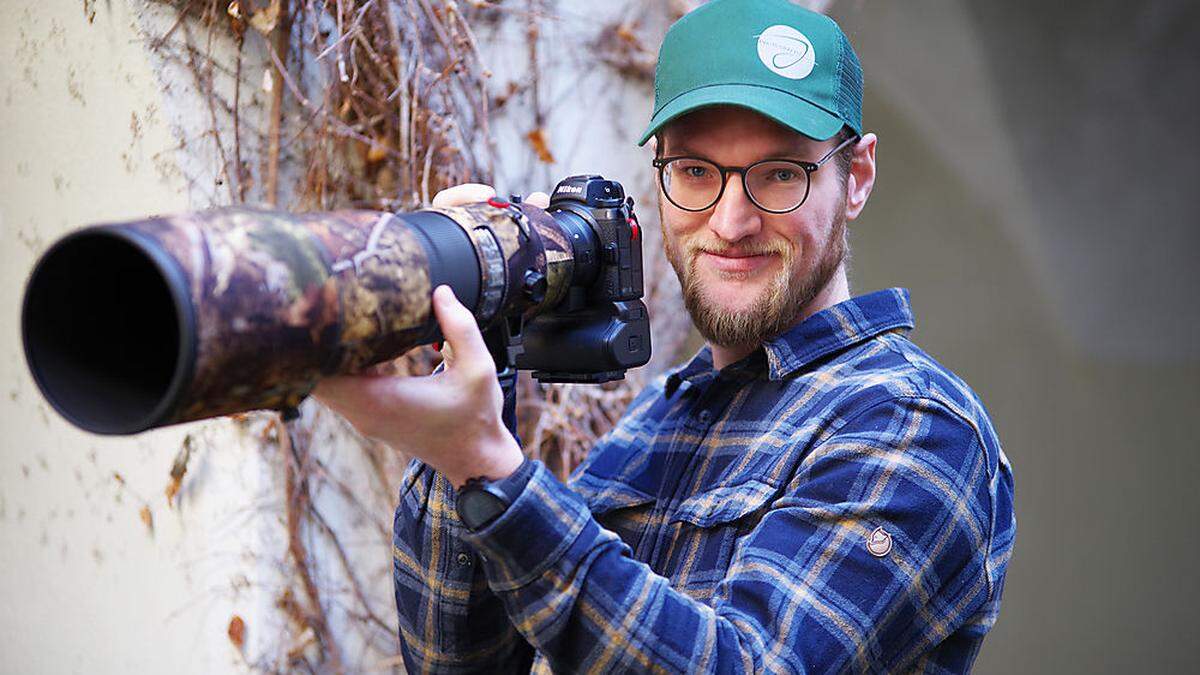 Philipp Jakesch mit seinem 500-Millimeter-Objektiv für die Wildlife-Fotografie