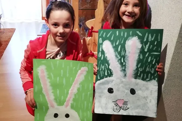 Liebe Grüße und viele Bussis an Oma, Opa und alle Tanten und Onkel kommen von Sarah und Marie Steinkellner aus Obdach. Die beiden haben schon einmal den Osterhasen gezeichnet und freuen sich darauf, alle gesund wiederzusehen.