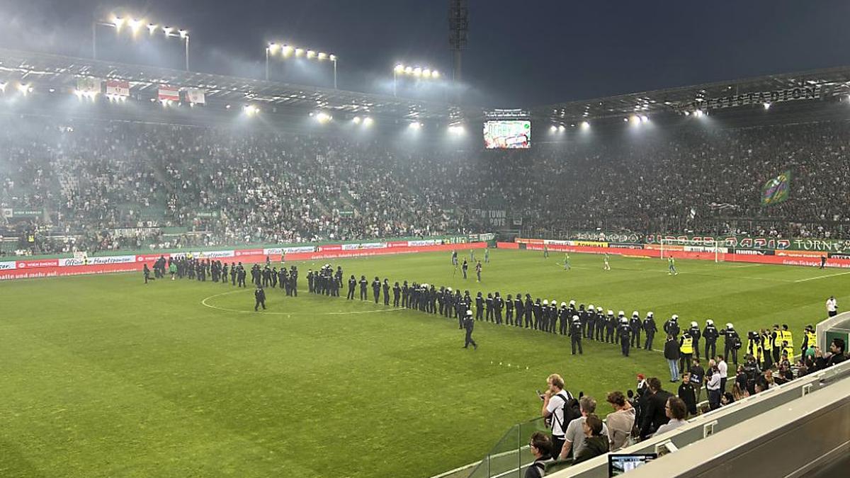 Polizeikräfte am Sonntag, 22. September 2024, anlässlich der 7. Runde der Fußball-Bundesliga zwischen SK Rapid und FK Austria Wien im Allianz Stadion in Wien.