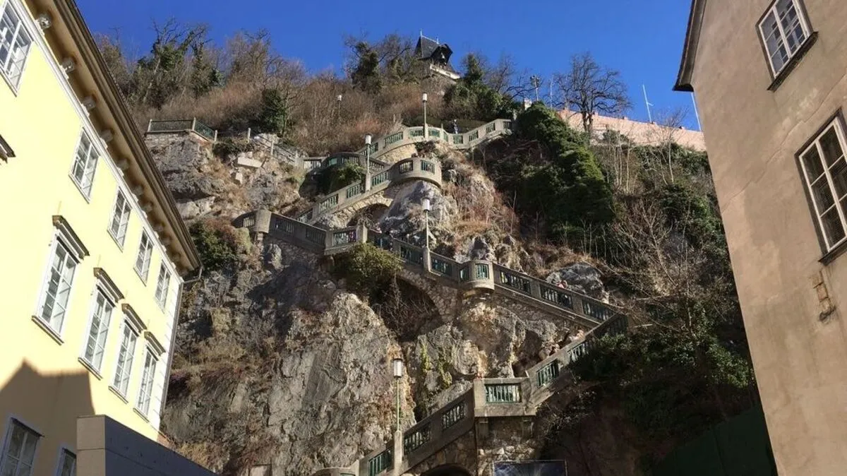 Bei den aktuellen Temperaturen kommt man auf den Stufen hinauf zum Schloßberg richtig ins Schwitzen