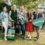 5 Personen (3 Männer und 2 Frauen) lachen in die Kamera.