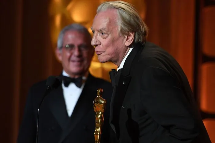 Die Vergabe der Ehren-Oscars, die die langjährige Leistung eines Künstlers würdigen, wurde 2009 erstmals von der traditionellen Oscar-Show im Frühjahr abgekoppelt.
