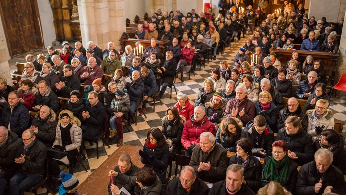 Die Stiftskirche in St. Paul platzte am dritten Adventsonntag beim Weihnachtskonzert der Alt-Lavanttaler Trachtenkapelle aus allen Nähten.