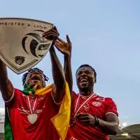 Kevin-Prince Milla (r.) feiert den Aufstieg mit Michael Cheukoua
