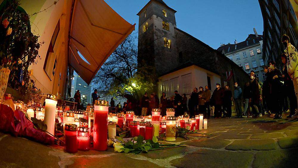 Passanten gedenken der Opfer des Terroranschlags von Wien