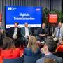„Reden wir“: Moderator Mathias Pascottini diskutierte mit Sebastian Krause, Alfred Marchler, Elmar Krainz und Herbert Ritter im Skyroom des Styria Media Centers über Chancen und Herausforderungen digitaler Transformation