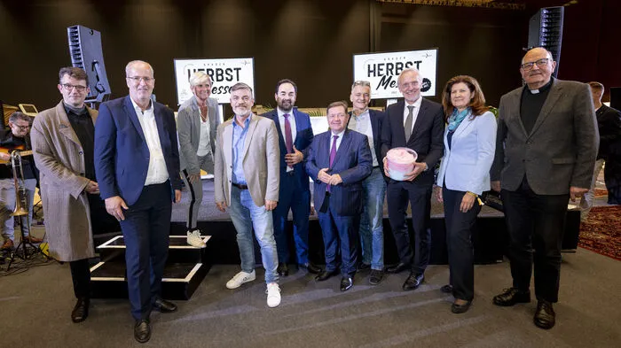 Die Grazer Herbstmesse 2022 wurde heute offiziell eröffnet: Philipp Pointner, Gemeinderat; Gerald Haßler, Aufsichtsratsvorsitzender MCG; Barbara Muhr, Vorstand MCG; Karl Dreisiebner, Gemeinderat; Armin Egger, Vorstand MCG; Werner Amon, Landesrat; Manfred Eber, Stadtrat; Günter Riegler, Stadtrat; Barbara Riener, Landtagsabgeordnete; Mag. Christian Leibnitz, Stadtpfarrprobst