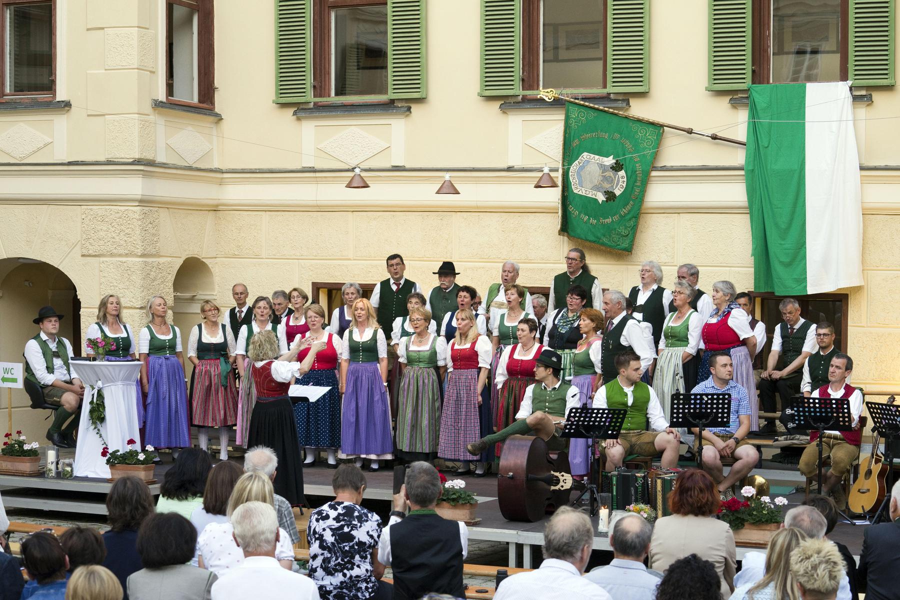 Konzert: Volksmusik pur im Schlosshof Wasserberg Gaal