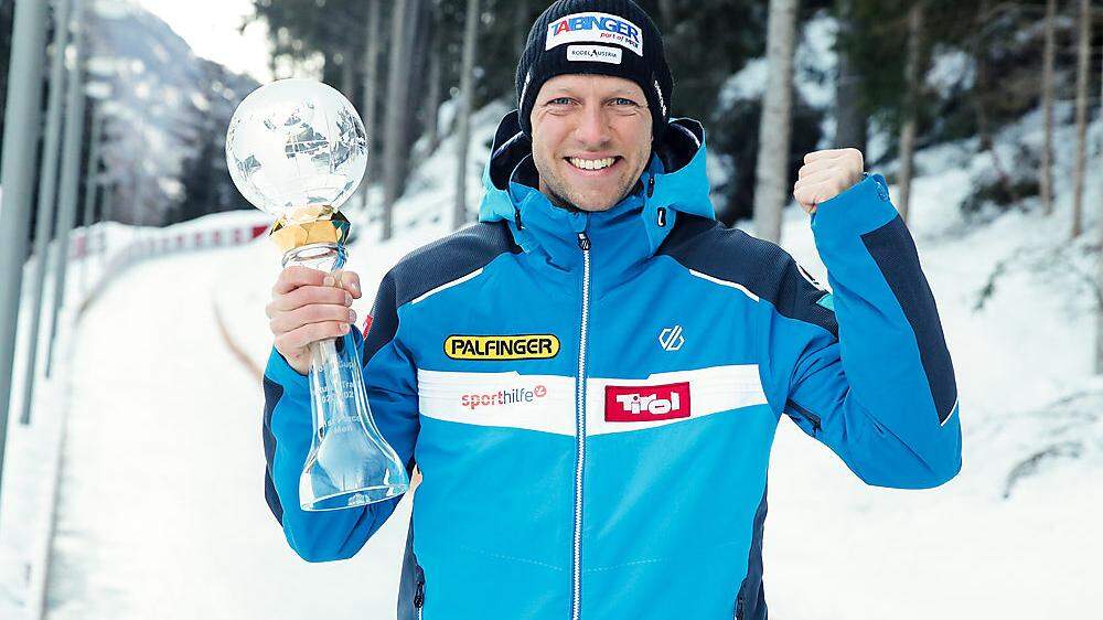 Michael Scheikl mit der Kristallkugel für den Sieg im Gesamtweltcup