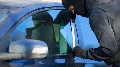 Wie die unbekannten Täter in die Garage gelangten, ist unklar (Symbolfoto)