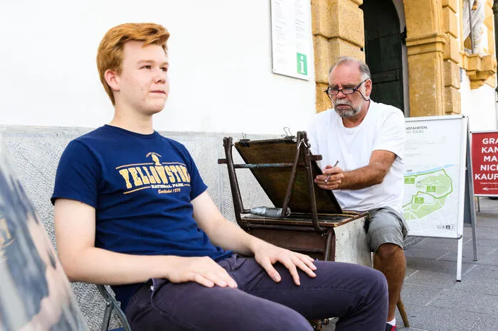 Josef Rakos ist Kunstlehrer aus Ungarn und steht seit 20 Jahren im Sommer vor dem Zeughaus und malt die Grazer