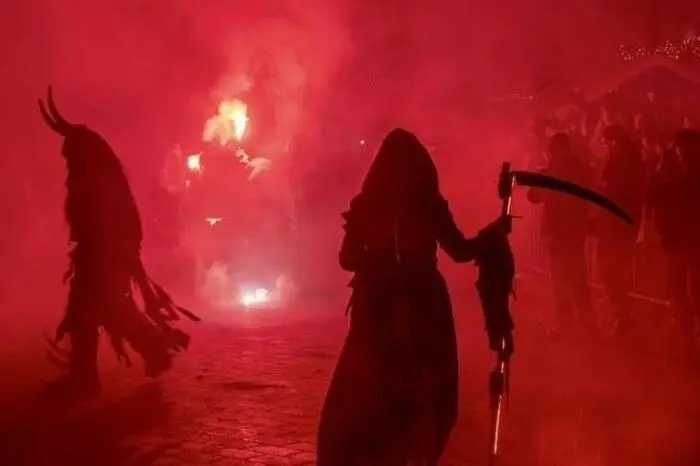 Die 2017 gegründeten „Naturpark Teufel“ luden zum Perchtenlauf mit viel Feuer, heißen Getränken und schaurig-schöner Stimmung.