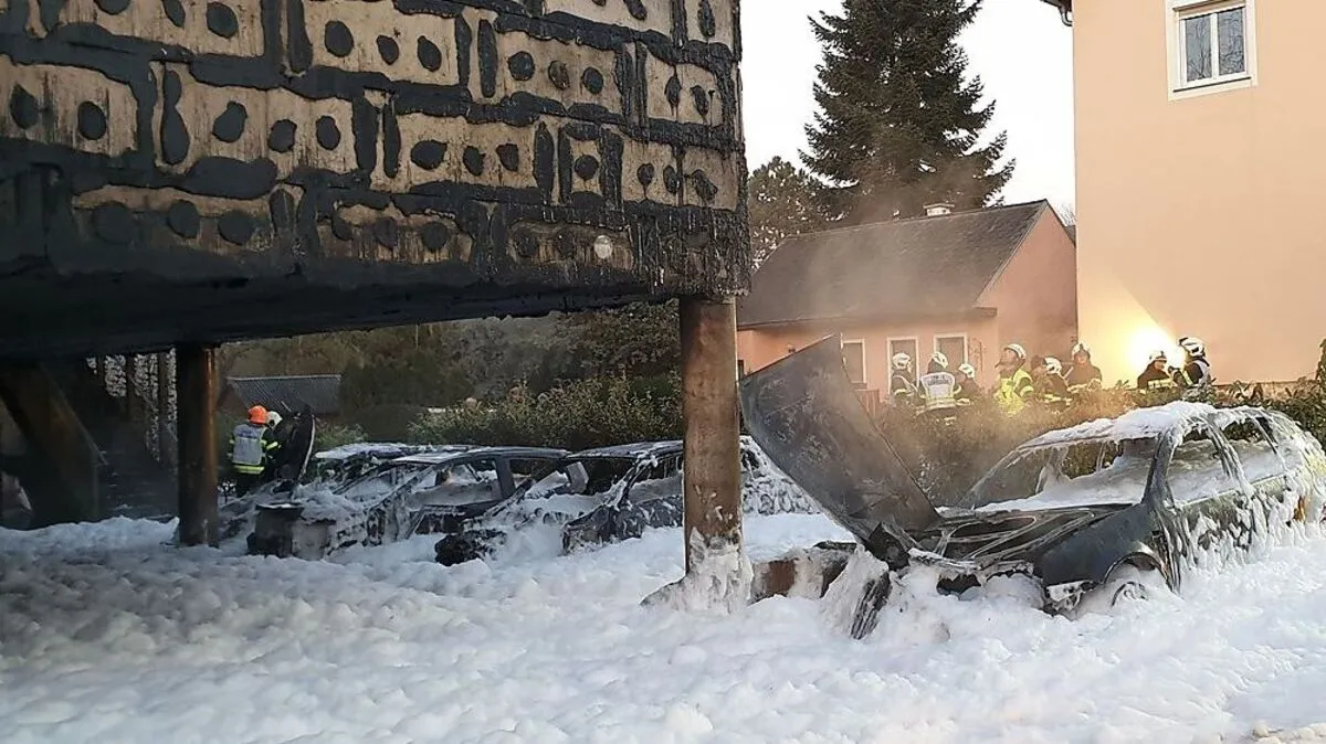 Zerstörte Autos und Fassade