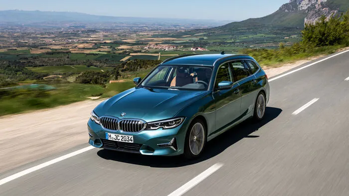 Wegen des überbordenden Kofferraums hat die Touring-Variante des 3er BMW noch niemand gekauft. Sondern deshalb, weil er der Urmeter des sportlichen Kombis ist. Die Außenabmessungen der Neuauflage sind im Vergleich zum Vorgängermodell gewachsen, etwa in der Länge um 76 auf 4709 Millimeter.