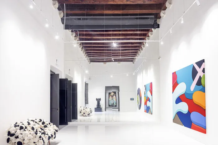 KAWS Werke wie "Man's Best Friend Sofa", "Companion (Passing Through)" und "Untitled" sollen zu Gesprächen führen.