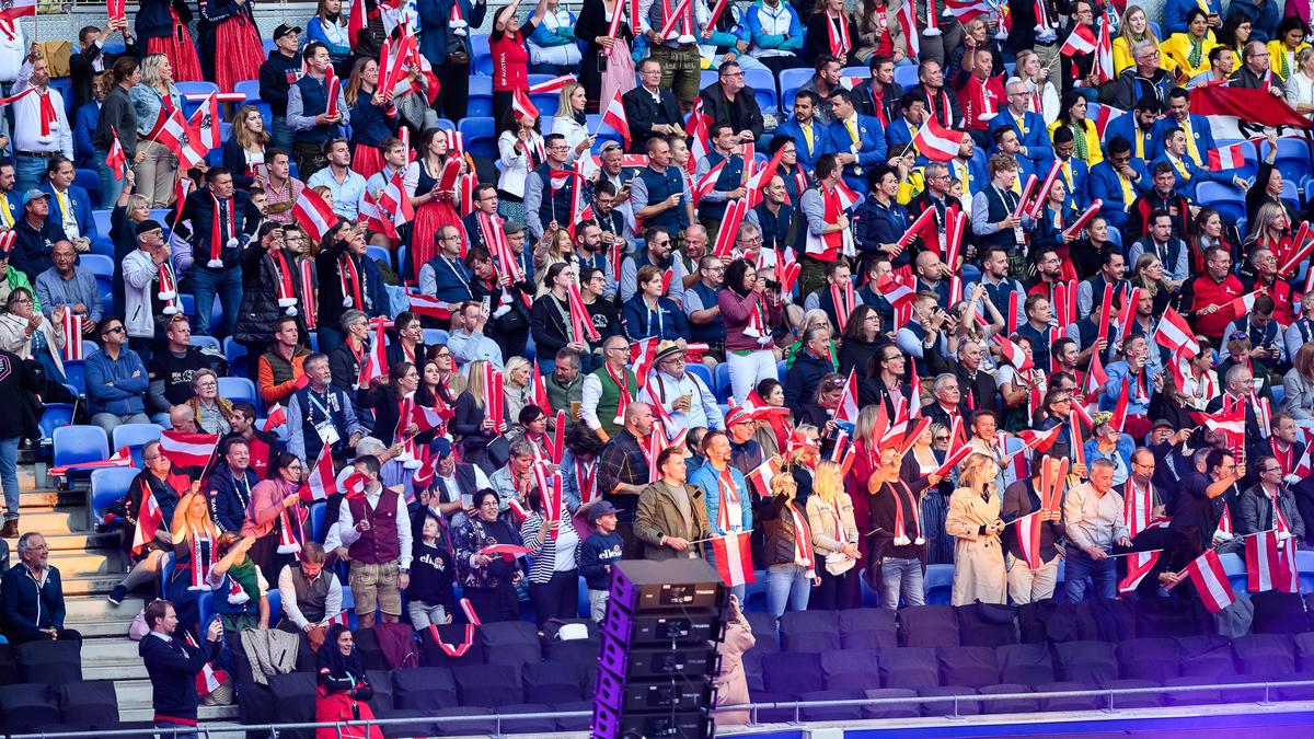 „Look at this amazing Austrian Delegation“ lobten die Moderatoren den österreichischen Fanclub für die tolle Stimmung