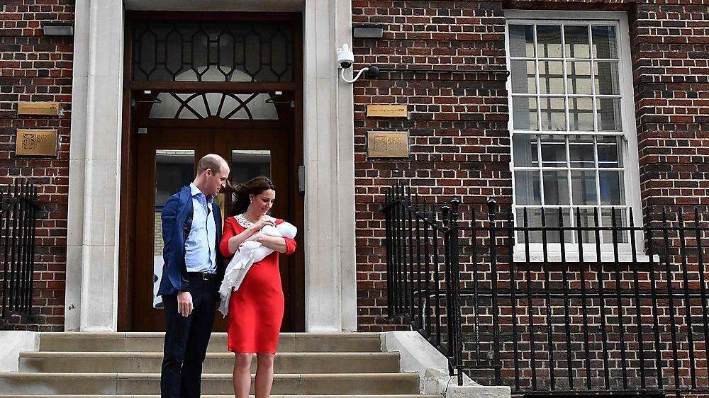 Stolz zeigen Kate und William ihren neugeborenen Sohn