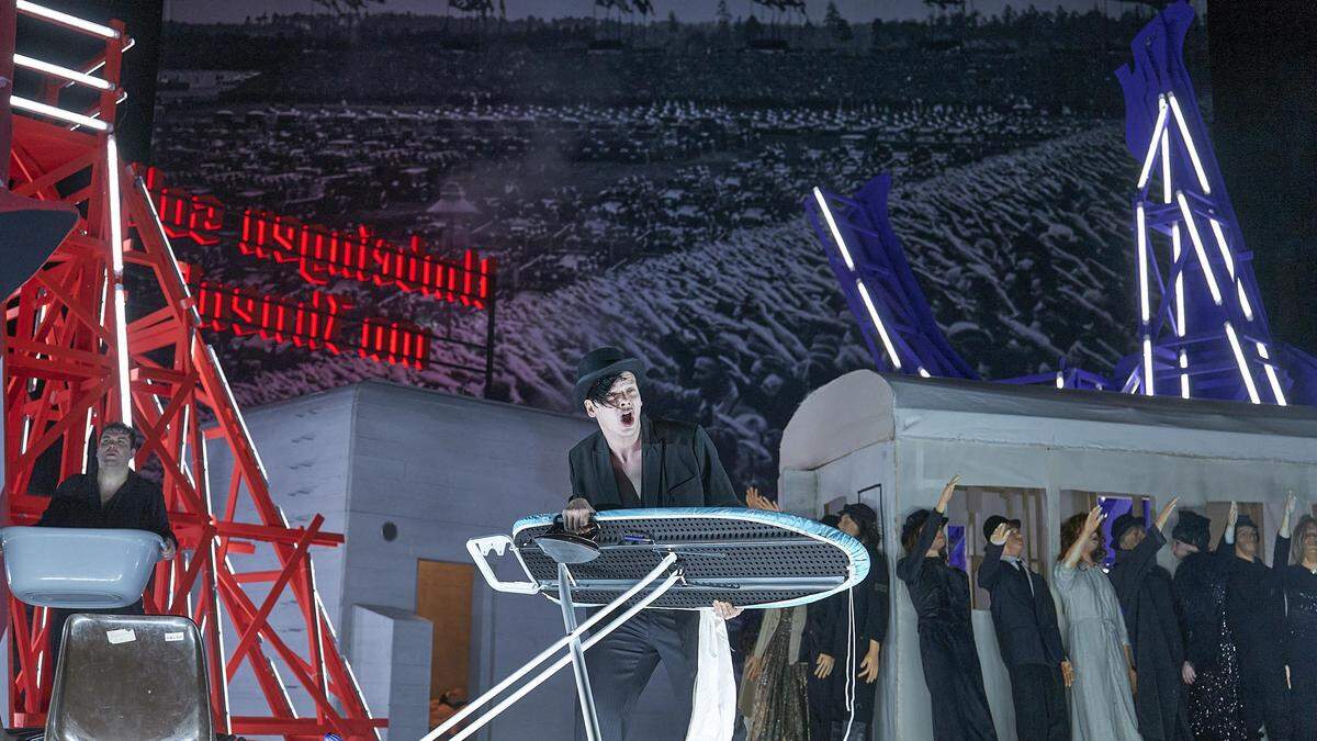 Franz Pätzold und Birgit Minichmayr in „Heldenplatz“