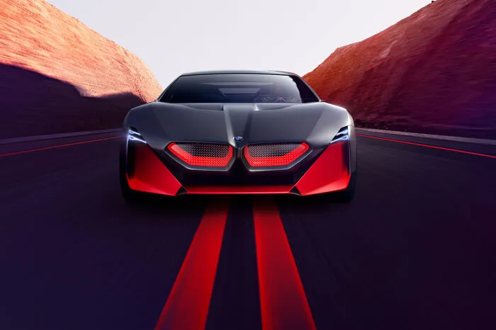 Statt einem Dreizylinder, der in einem Fahrzeug vom Rang eines i8 stets deplatziert war, führt das Showcar vier Brennräume in Reihe und einen Turbolader aus, der im Verbund mit dem Elektromotor 600 PS Systemleistung und eine Höchstgeschwindigkeit von bis zu 300 km/h über einen Allradantrieb auf die Straße wuchtet.