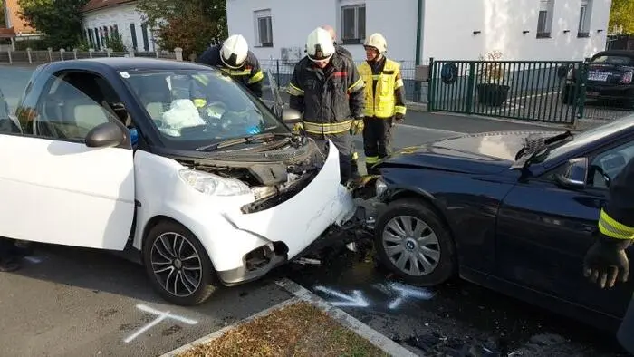 Warum die beiden Pkw kollidierten, ist bislang unklar