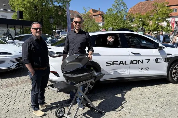 Das Marken-Motor-Event hat sich in den letzten Jahren als Fixpunkt im Veranstaltungskalender der Region etabliert und begeistert damit nicht nur Autoenthusiasten, sondern auch Familien und Interessierte, die sich einen Überblick über aktuelle Fahrzeugtrends verschaffen möchten. 
