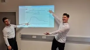 Blaž Kaučič und Richard Siegl stellen den Stromkostenvergleichsrechner vor