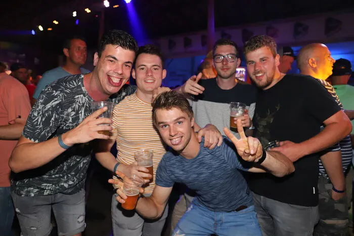 Zahlreiche Motorsportfans, aber auch Partytiger aus der Region lassen es in der Disco mit rustikalem Charme krachen.