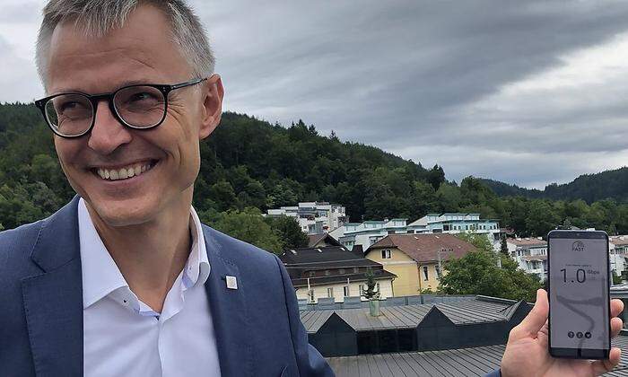 Drei Austria-Chef Jan Trionow wagte über den Dächern von Pörtschach den gelungenen Ultra-High-Speed-Test
