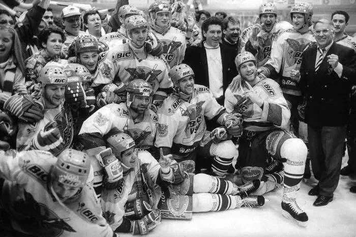 1993, Titel Nummer drei für den VSV und der erste für Trainer Ron Kennedy. Wie im Jahr davor rang Blau-Weiß im Finale die Grazer Elefanten nieder