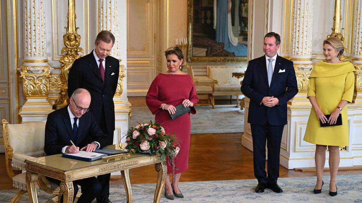 (v. l.) Luxemburgs Premierminister Luc Frieden, Großherzog Henri, Großherzogin Maria Teresa, Prinz Guillaume, Prinzessin Stephanie