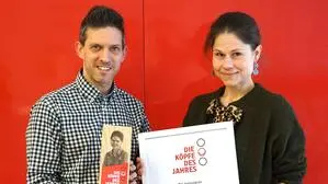 Redakteur Rainer Brinskelle übergab Johanna Plos nachträglich die Trophäe für ihren Sieg bei den „Köpfen des Jahres“