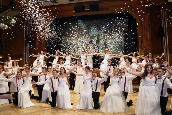 44 Maturanten der HAK und HTL Fürstenfeld starteten mit einer stilvollen Polonaise in die diesjährige Fürstenfelder Ballsaison.