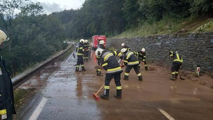 Die Gurktal Straße (B93) musste nach dem Abgang einer Mure geräumt werden