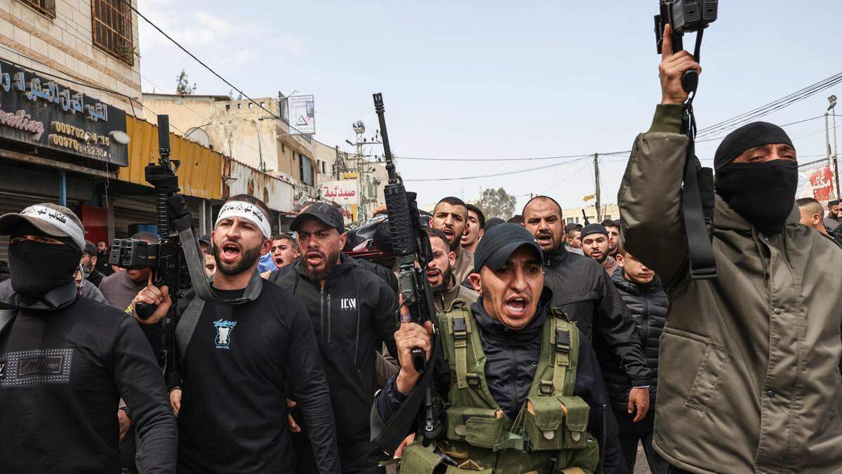 Palästinensische Bewaffnete nehmen an einer Beerdigung von Männern teil, die bei einer Razzia der israelischen Armee in Jenin im besetzten Westjordanland getötet wurden.