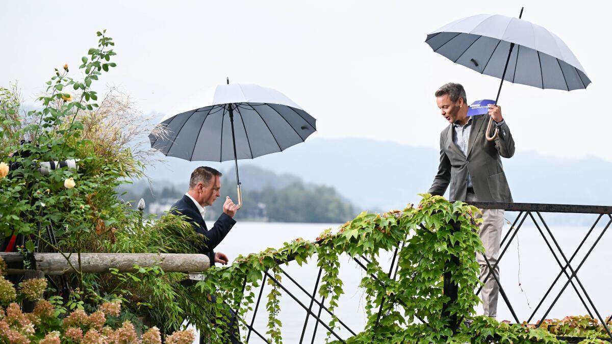 Andreas Babler und Martin Thür am verregneten Traunsee.