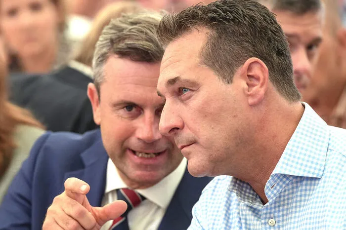 Die Zuwanderung mache einen solchen mittelfristig "nicht unwahrscheinlich", wirft Norbert Hofers Wahlhelfer Heinz-Christian Strache in die Runde - und die Aufregung ist perfekt.