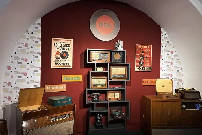 Auf dem von ihm geschaffenen 400 m2 großen Museum in der Fürstenfelder Schlossbastei erlebten begeisterte Austropop-Freunde multimediale Leseabende oder Bühnenshows namhafter Rockbarden.