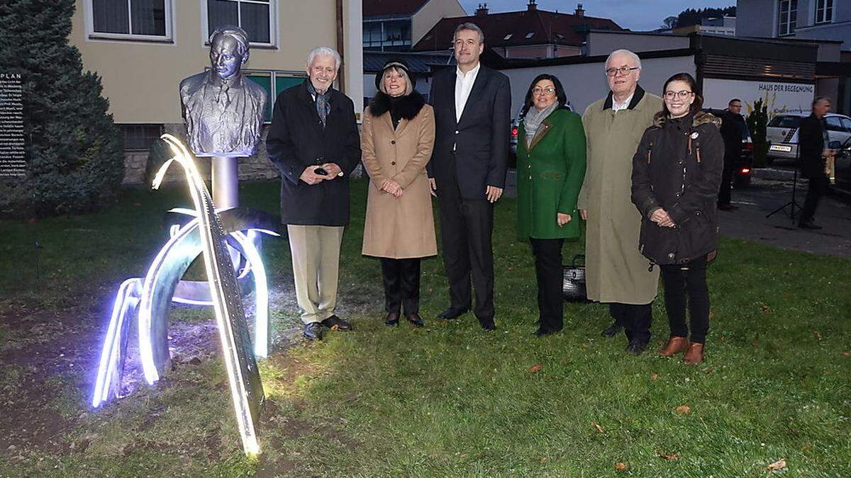 Günther Heigerth, Gerlind Weber, Karl Rudischer, Maria Fischer, Robert Lotter und Lara Köck (von links) enthüllten die Turbine