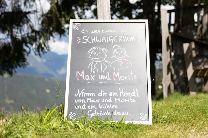 Zudem wurde zu einer gemeinsamen Wanderung auf dem Märchenweg und gemütlichem Zusammensitzen geladen