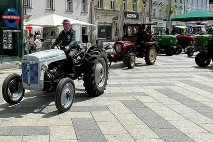 Bei traumhaftem Sonnenschein rollten die Vespa-Roller in die Peter Tunner-Straße, um auf die dort wartenden Traktoren zu stoßen. Mit dabei war auch Alexander Debeletz von der Vespagang Leoben und Peter Doppelhofer vom Vespa Club Bruck an der Mur