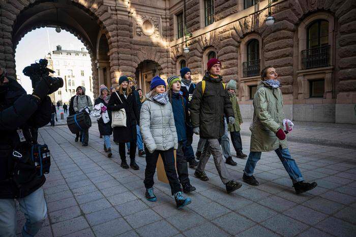 Die schwedische Klimaaktivistin Greta Thunberg und andere Aktivistinnen und Aktivisten blockieren die Haupteingänge des schwedischen Parlaments während einer Protestaktion.