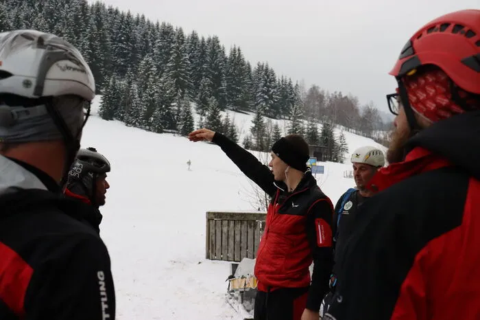 Ortsstellenleiter-Stellvertreter Sebastian Arlitzer gibt Anweisungen, wo welches Bergeteam zum Einsatz kommt.