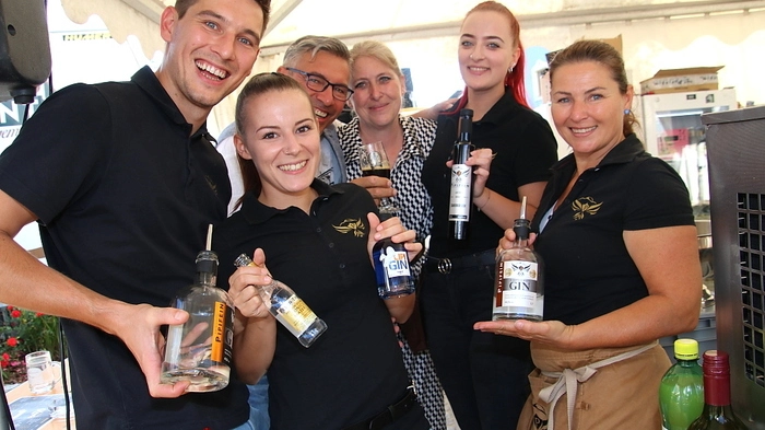 Am Rathausplatz boten 18 Kleinbrauereien das von ihnen auf traditionelle Weise, in kleinen Mengen handwerklich gebraute Bier an.