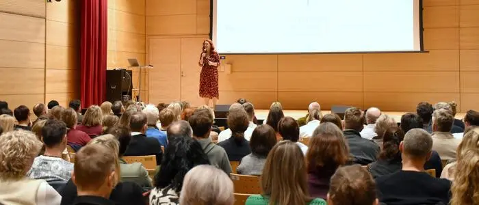 Viele Menschen in einem Saal