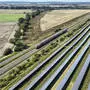 Ein Photovoltaik-Anlage an einer Bahntrasse bei Nauen in Brandenburg