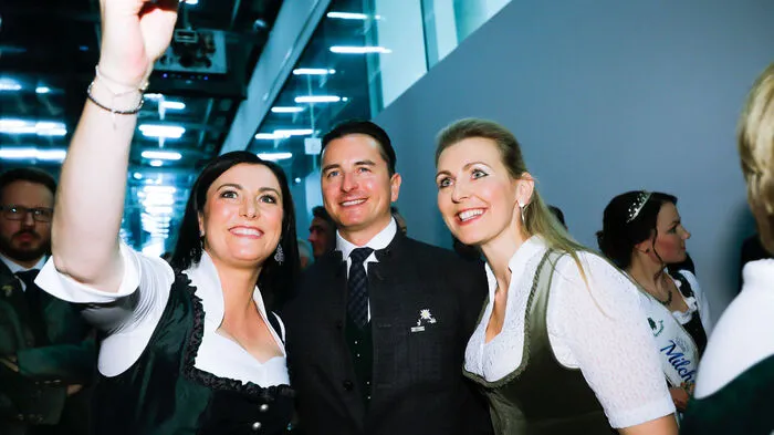 Selfie-Zeit. Während die Hoheiten den LH umzingelten, posierten Köstinger und Aschbacher mit Andreas Gabalier