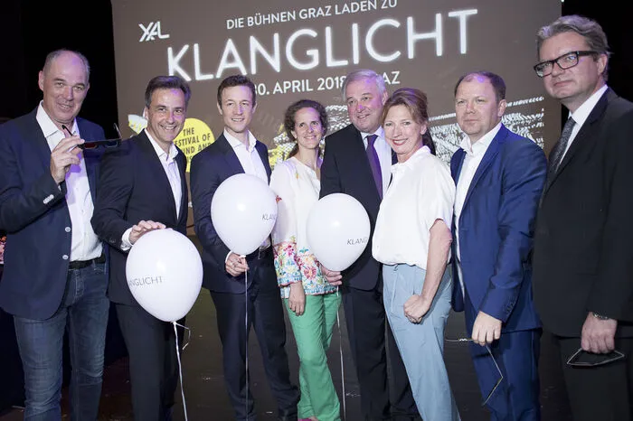 Ebenso in Graz empfangen: Ex-Burgtheater-Chef Matthias Hartmann (links) mit 3D-Brille