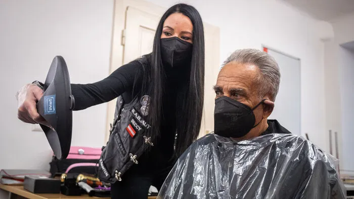 Nicht für jeden ist ein Frisörbesuch leistbar. Barber Angels sorgen dafür, dass diese Menschen einen neuen Haarschnitt und einen gepflegten Bart bekommen.
